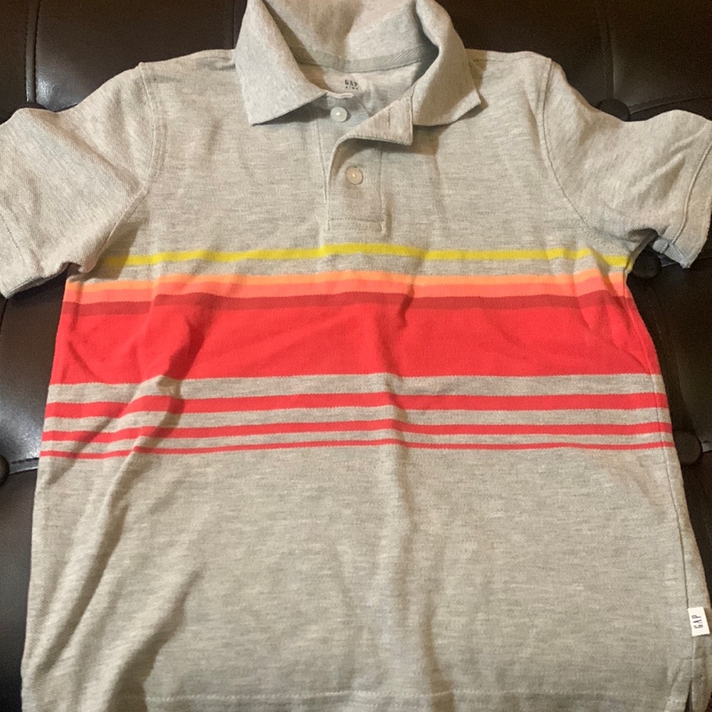 Boys Gray Gap collar Tee, size small (6)